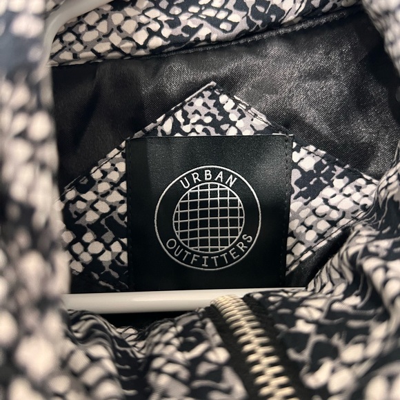 Urban Outfitters Nathan Animal Print Black & White Reptile Snakeskin Puff Jacket - Picture 3 of 3